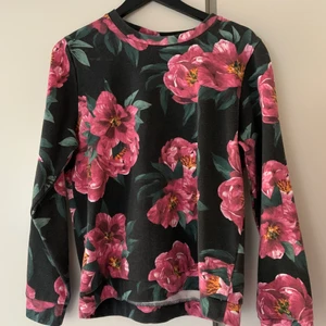 Tröja  - Fin blommig tröja från märket STAY (Carlings) Väldigt fint skick. Storlek M 🌺🌺🌺🌺🌺🌺🌺  Möts upp eller står du som köpare för frakten 