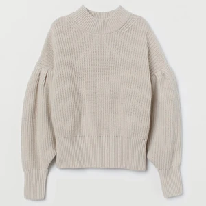 Stickad tröja - Stickad tröja från hm, oanvänd. Storlek XS men stor i storleken. Hör av er vid frågor!💕