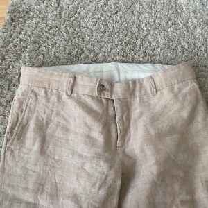 Linnebyxor  - Säljer ett par så snygga lågmidjade linnebyxor. Köptes för 699kr hos tiger of sweden. Säljer då de inte kommer till användning. Har endast testat de❤️