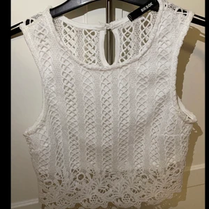 Spetstopp - En vit spetstopp från bikbok med ”öppen” rygg🤍 Använd en gång då den har blivit för liten för mig. Köparen står för frakten!