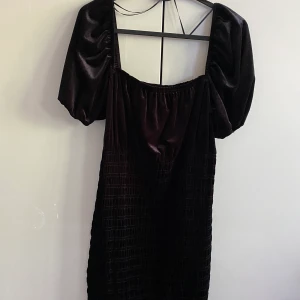 Festklänning  - Beskrivning finns på bilden, har bara haft på mig klänningen en gång och den sitter jätte fint på perfekt för fester osv