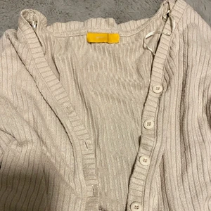 Basic långärmad t-shirt  - Basic långärmad t-shirt med knappar.