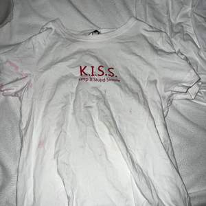 fin t-shirt med tryck där det står ”kiss”, Möts upp i linköping (såklart gratis) eller fraktar med postnord, frakten betalas av den som köper.  Betalningen sker innan frakt isåfall. KOLLA IN MIN SIDA 🙏😚