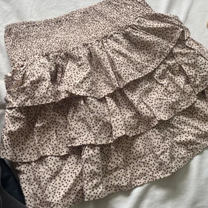 Volangkjol  - Subdued, helt ny med prislappen kvar! Volang med prickar 