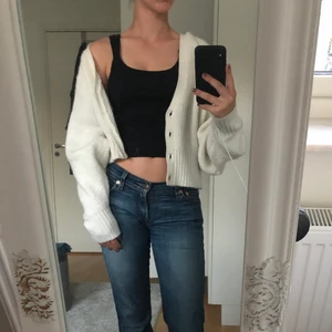 Stickad Tröja - Säljer nu denna jättefina kofta som är från GinaTricot!😍 Den är i storlek S och är finstickad. Den är inte använd mycket så därför är den i fint skick!🥰 Köptes för 299kr och säljer för 90kr+ frakt!🤩🙌