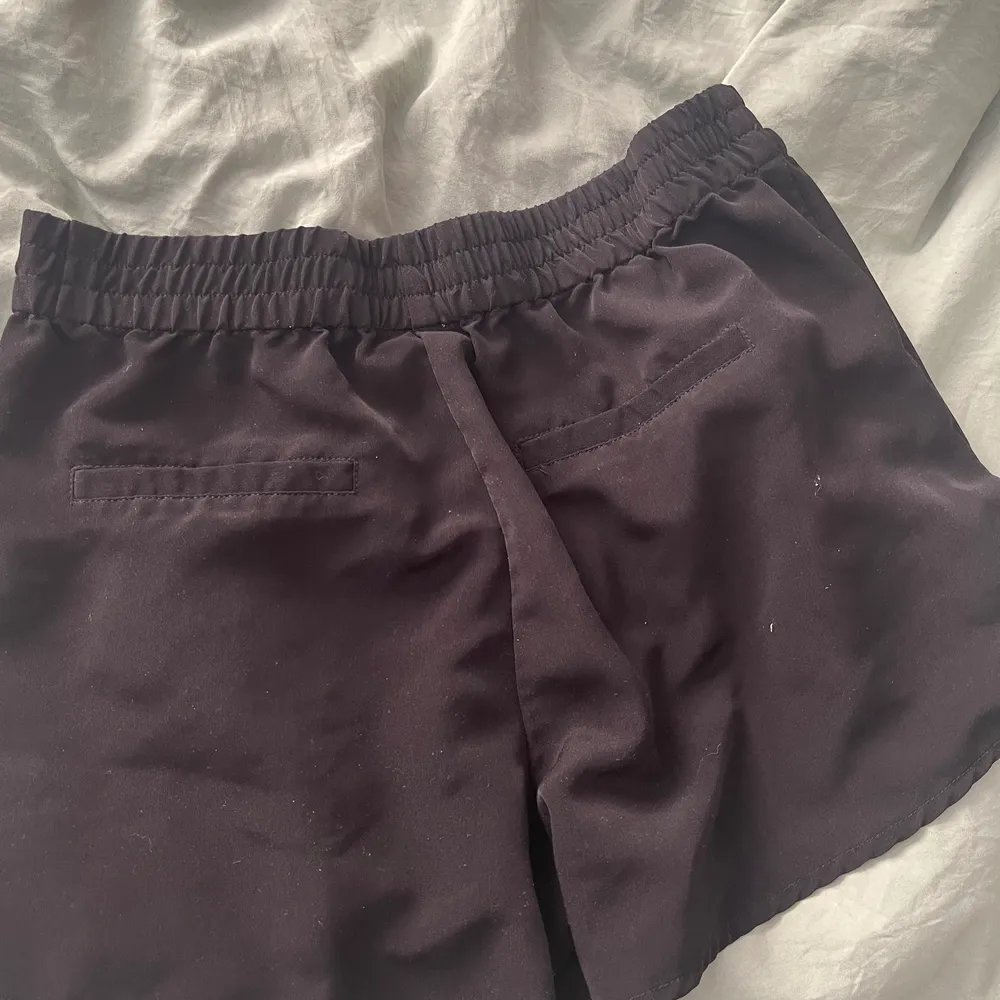 shorts som ser ut som kostymisar typ. köpta på cubus kanske 6-7 år sen så säljs ej längre. använda 1-2 gånger. Shorts.