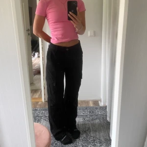 Cargo pants - Fina och sköna cargopants ifrån strandivariusi svart, användes bara inte längre. Köpare står för frakt