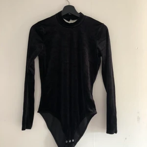 Body i sammet • strl M - Oanvänd body i sammetstyg i storlek M. 