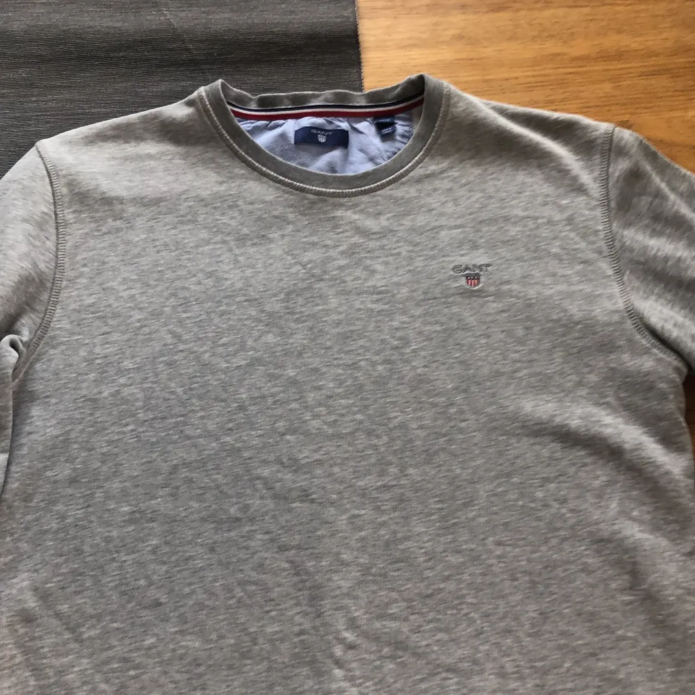 En grå college tröja av märket Gant passar XS. Tröjor & Koftor.