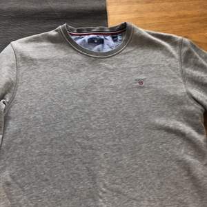 En grå college tröja av märket Gant passar XS