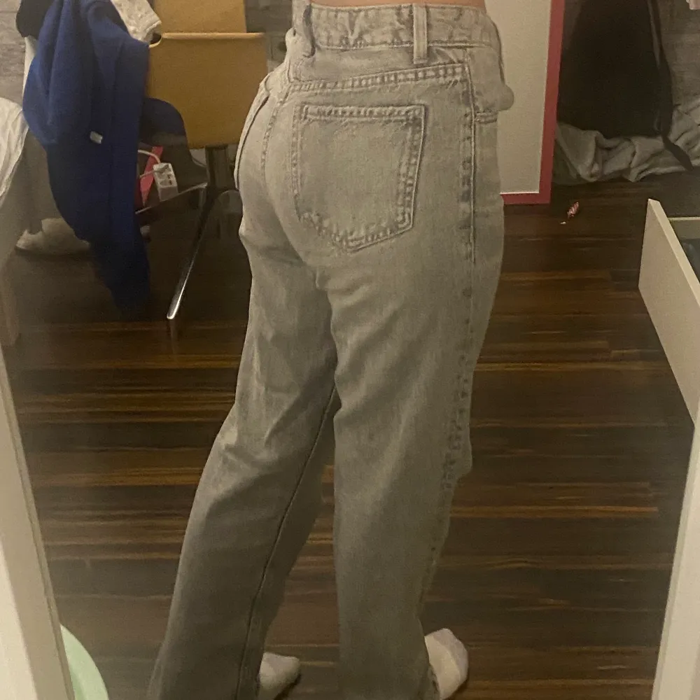 Köpte dessa jeans på bershka för några månader när jag var i Amsterdam. Jag har inte haft någon användning av dem så jag säljer de. Storlek 32 o väldigt fint skick☺️❤️. Jeans & Byxor.