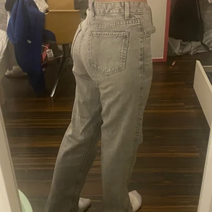 Jeans  - Köpte dessa jeans på bershka för några månader när jag var i Amsterdam. Jag har inte haft någon användning av dem så jag säljer de. Storlek 32 o väldigt fint skick☺️❤️