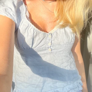 topp - Söt topp från brandy Melville! Storleken på tröjan är x, passar mig som s☀️  använd 2gg!