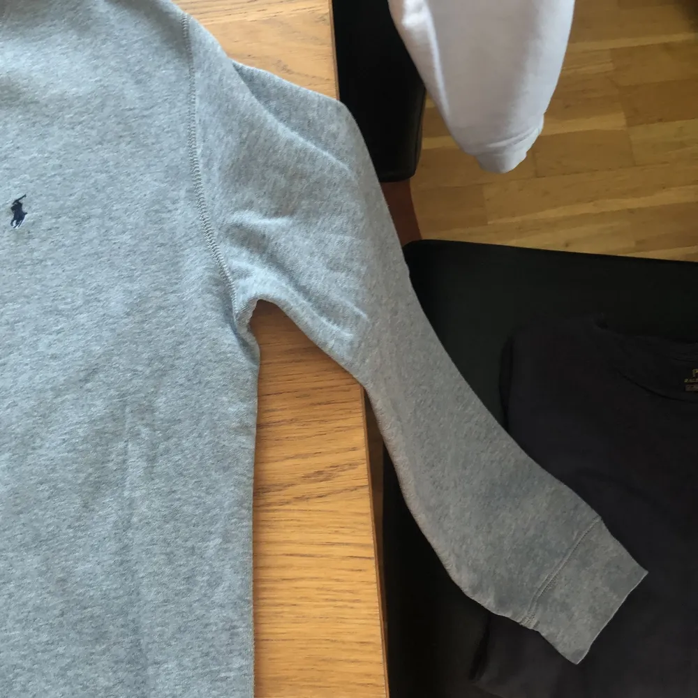 College/Sweater från Ralph Lauren. Grå med blått monotyg Passar S. Tröjor & Koftor.