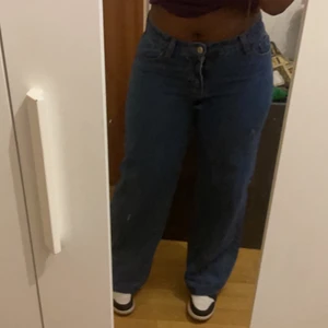 Blåa jeans - Mörkblåa raka jeans från SHEIN, säljer dessa för ville ha de lite baggy men d är lite för tajta på mig, eftersom de inte passar så är de aldrig använda och i gått skick, köparen står för frakten !