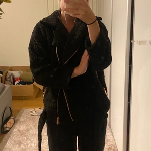 Teddy jacka  - Teddy jacka  Använd men bra skick. Supermysig och ganska varm!