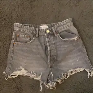 Säljer dessa shorts från zara💞jätte söta i storlek 38 men passar också en 36 