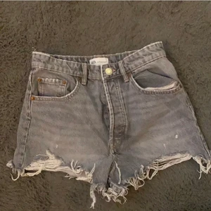 Zara shorts  - Säljer dessa shorts från zara💞jätte söta i storlek 38 men passar också en 36 