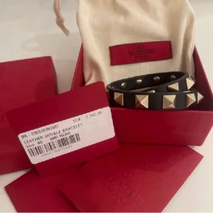 Valentino armband - Säljer mitt fina dubbla valentino armband i svart. Bra skick bara liiite lite slitet vid spännet men inget man tänker på (syns på sista bilden)! Annars  är det i super skick💕 Pris kan diskuteras men säljer ej under 1500. Nypris 3200