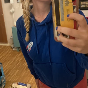 Hoodie - Blå söt hoodie frön bershka. Använt mycket men börjar bli för liten. Jätte skönt matrial och passar till mycket. Skriv privat för fler bilder/frågor! Köparen står för frakten<3