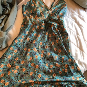 Klänning strl 38-40 - En sommarklänning i bra kvalite. Inga hål etc. 