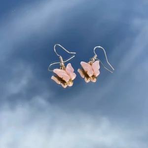 Örhängen🦋 - Säljer dessa fina örhängen för 30kr inklusive frakt💗 jag har gjort dessa själv men säljer nu för att dom inte kom till någon användning:) har aldrig haft på mig dom men tvättar dom ändå såklart🤩