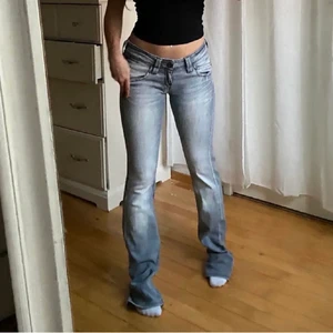Lågmidjade jeans - Säljer vidare dom här lågmidjade jeansen ifrån Lee! Midjemått 76cm o innerben 90cm