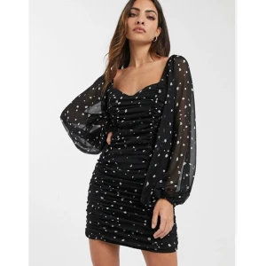 Prickig klänning  - Säljer en fin klänning från asos i storlek 38, som nästan är helt oanvänd. Köpt för 500kr och säljer för 250kr. 