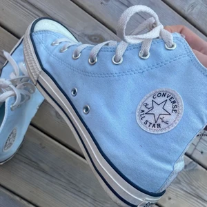 Ljusblå converse  - Säljer dessa superfina ljusblåa converse med glitter detaljer! Väldigt lite använda så dom är så gott som nya!  Slutsålda! 