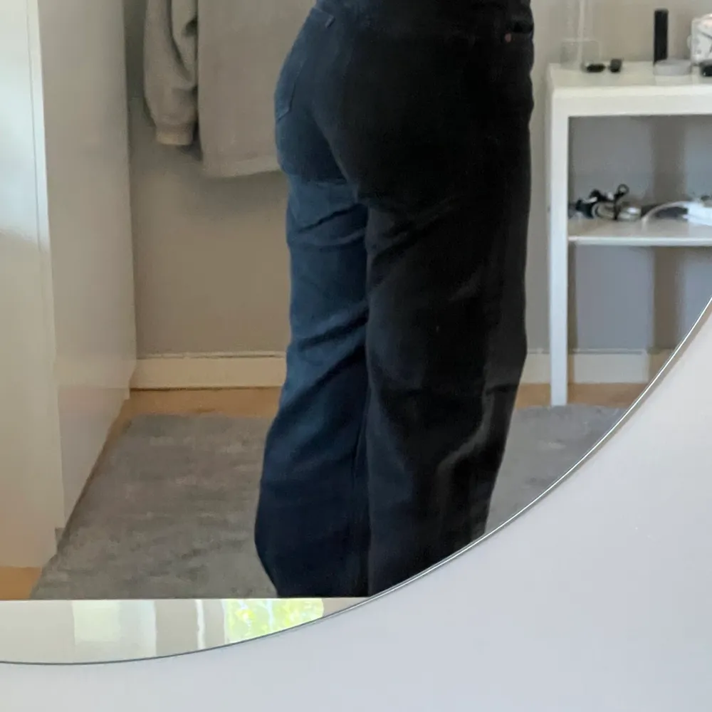 Svarta jeans från monki i storlek 25. . Jeans & Byxor.