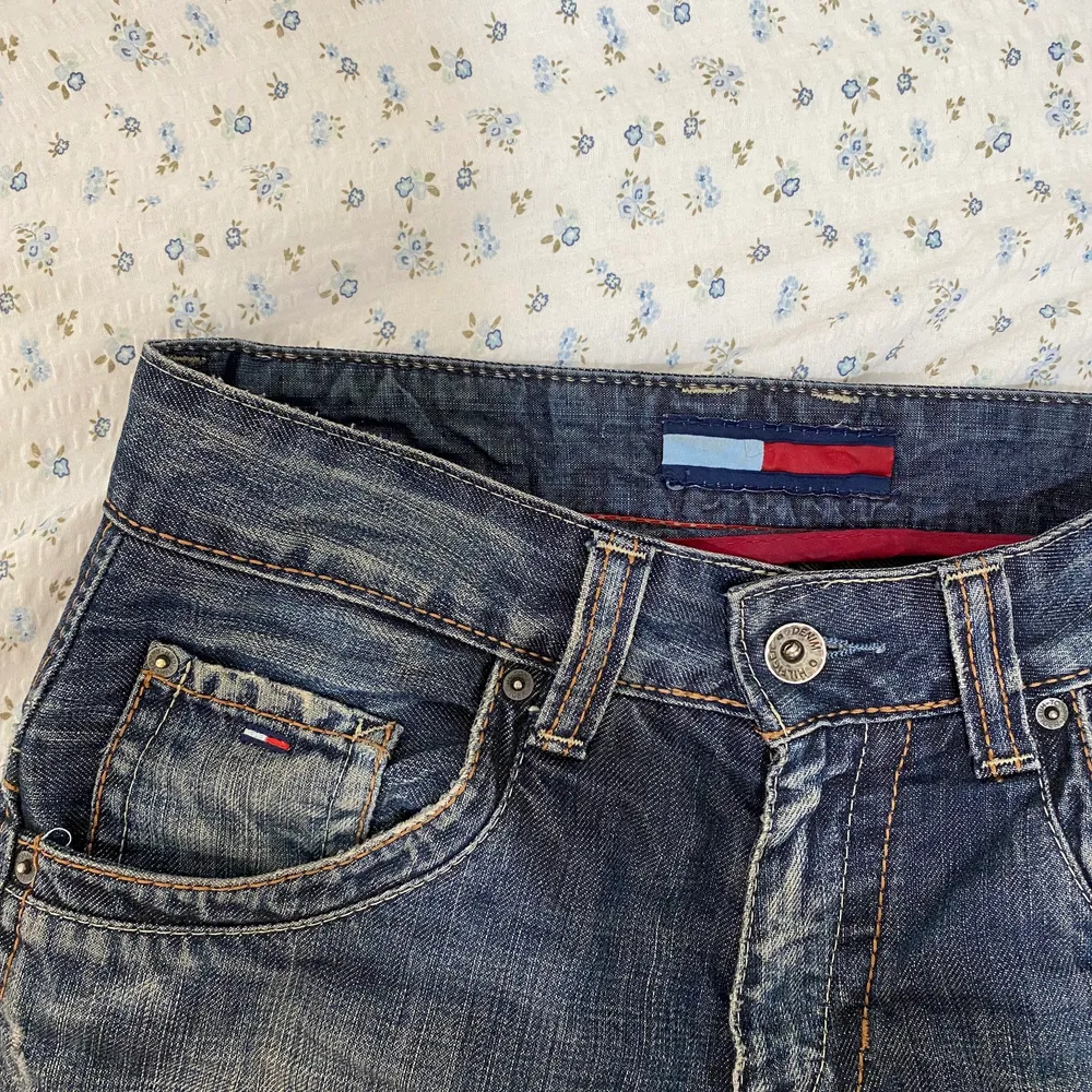 Ett par supersköna lågmidjade äkta Tommy Hilfiger jeans! Innerbenslängden är 80 cm så dom passar alla som är mellan 160-180 cm långa! Skriv privat för fler bilder❤️ ❗️OBS, köp inte direkt, kontakta mig innan! Köper du direkt får du inte varan❗️. Jeans & Byxor.