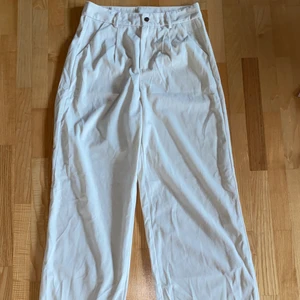 Raka ribbade byxor i offwhite - Raka ribbade byxor i offwhite i Manchester liknande tyg. Passar nån som är ca. 165cm.  Helt oanvända.  Köpare står för frakt. Hör av dig vid intresse.