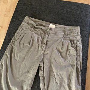 Låga byxor - Ett par cargo liknande byxor. De är lågmidjade och färgen är militärgrön/grå. Midjemått ca 87cm , innerbenslängd 80cm. Köpta secondhand men bra skick💕