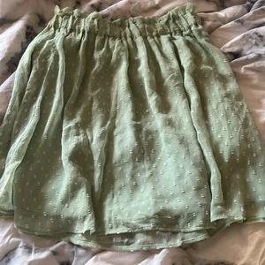 Grönkjol med vita prickar på från HM - Den är bra i storlek, lite för lång för min smak, använd tre ggr