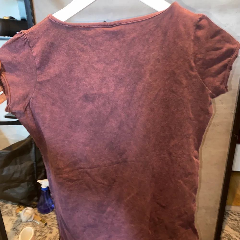 En lila lite ”urtvättad” i färgen snygg T-shirt med fjärils-tryck, paljetter och stenar. Den är storlek M men skulle verkligen säga mer S/XS. Snyggpassgprm och sömmarna som går i mitten av tröjan framhäver lite större byst.. Toppar.