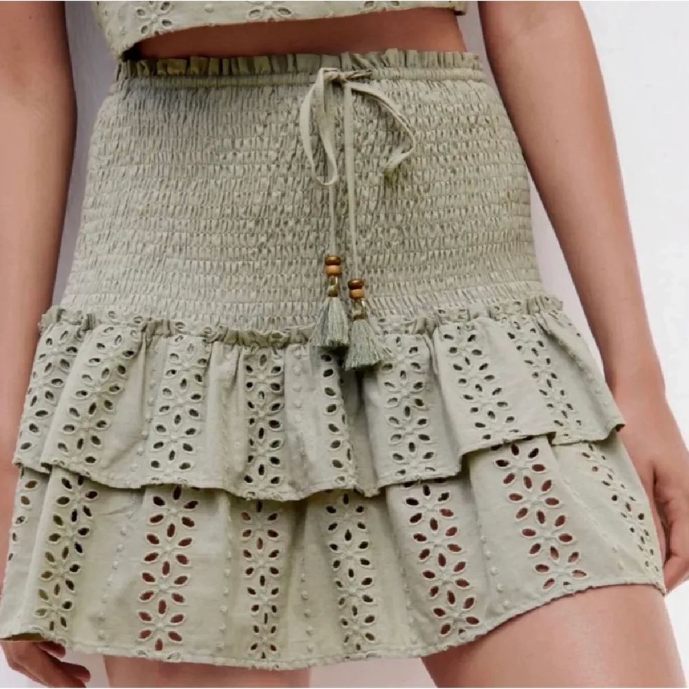 Säljer denna gröna kjol från zara!! Använd fåtal gånger som ny! Storlek xs men passar även större storlekar då den är ganska stretchig. Nederdele.
