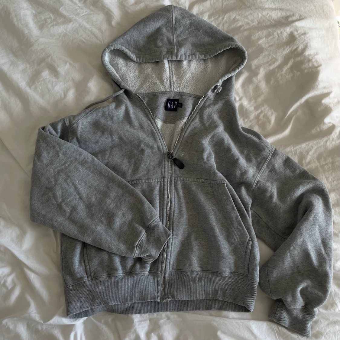 Grå GAP hoodie