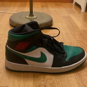 Jordan  - Jordan Mid Storlek: EU 42,5/ US 9/ UK 8 Använda men i jättebra skick!