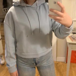 Strl S - Säljer denna blåa hoddien ifrån lager 157💘 ganska välanvänd men fortfarande i bra skick💘 nypris tror jag 150kr💘