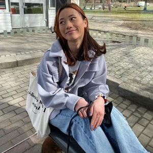 pastel lila kappa - jätte mysig pastell lila kappa perfekt nu till hösten 💜  Inga defekter och är i gott skick. Fraktas inom 4 dagar då jag inte är hemma just nu. BUD PÅ 150kr!! KÖP DIREKT FÖR 180kr!