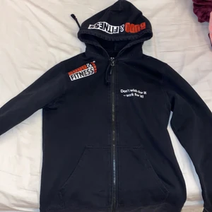 Budo & fitness - Säljer denna tränings tröja, erft av mamma, men nu har blivit för liten! Storlek S/M, tröjan i sig är väldigt tajt så hade rekommenderat för folk med S🌺 skriv vid intresse