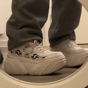 Hello kitty skor - ✨Snygga Hello kitty skor! Användes 2gånger. Bara ett snöre är förstörd! 