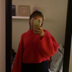 Stickad tröja  - Säljer min mysiga tröja med balongärmar. Sparsamt änvänd. Säljer en likadan i beige. ‼️Tryck inte på köp direkt.