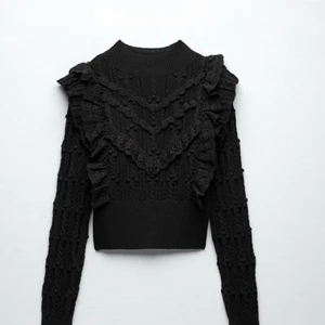 Zara stickad tröja  - Säljer denna stickade tröja ifrån zara! aldrig andvänd. skriv för fler bilder/ om ni har frågor. Frakt tillkommer & priset kan diskuteras 💕 den är mindre i storleken så sitter som en S!!