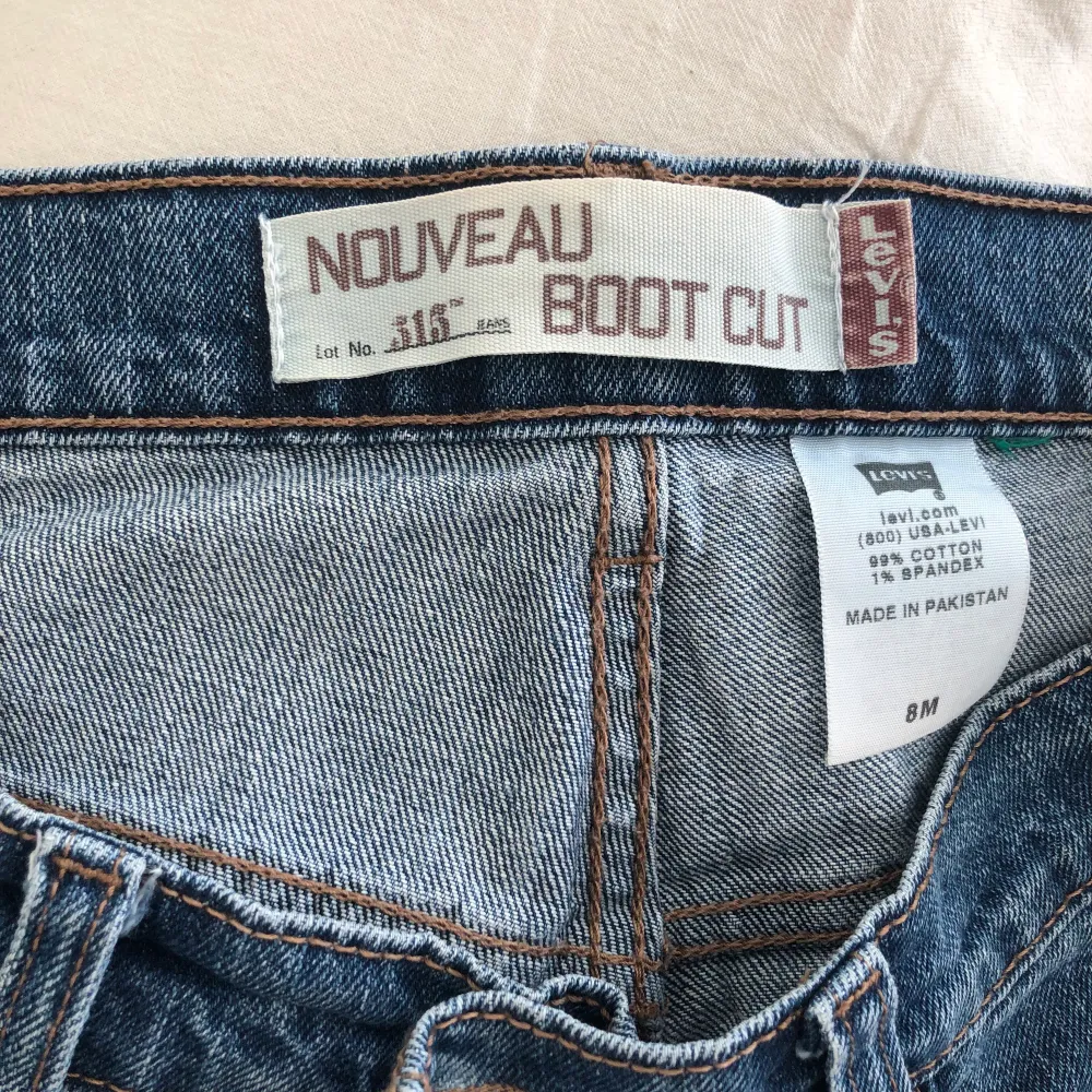 Säljer ett par Vintage Levis jeans köpta från sellpy, dem är i storlek M och går över skorna på mig som är 174💕. Jeans & Byxor.
