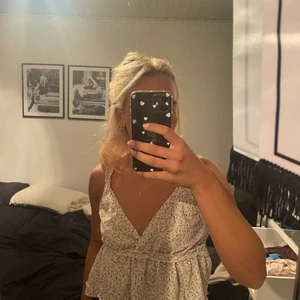 Topp  - Säljer denna topp ifrån shein. Knappt använd.