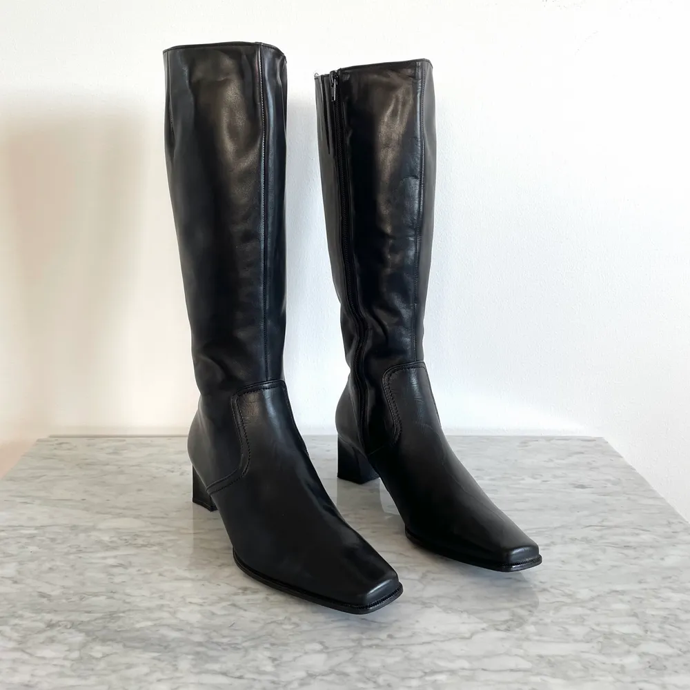 Vintage Y2K 90s 00s real leather square toe heeled knee high boots size 40 Fleece lining. Few scratches and marks, some wrinkled areas, see pictures. Cleaned. Size: label 7 (40 EU). Heel: 6 cm. No returns.. Skor.