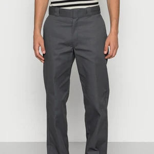 Dickies 874 byxor  - De supersnygga dickies byxorna i modellen 874 original fit i färgen charcoal grey. Säljer pga att de inte kommer till användning och de är därav i toppenskick💕💕