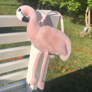 Väska - En liten väska som föreställer en flamingo.Köpt på H&M för några år sen.