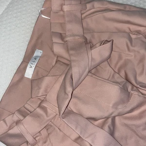 Vila  - BabyRosa kostymbyxor, väldiga söta. Oanvända 